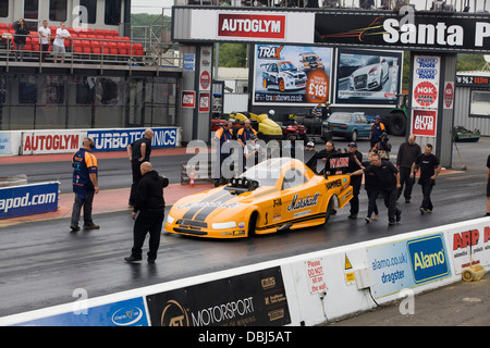 Jason Phelps aziona la amplificazione Marshall Mustang Funny auto a Santa Pod Raceway Foto Stock