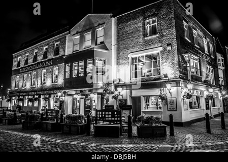 In bianco e nero delle Spice Island Inn pub al porto di Portsmouth, Hampshire, Regno Unito Foto Stock