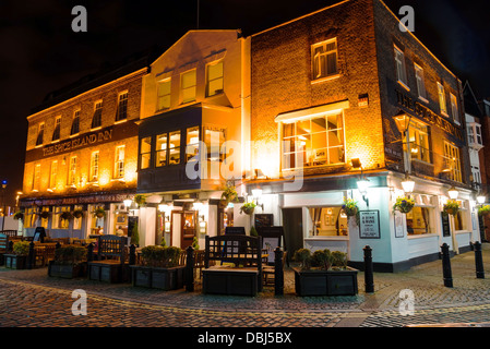 Le Spice Island Inn pub al porto di Portsmouth, Hampshire, Regno Unito Foto Stock