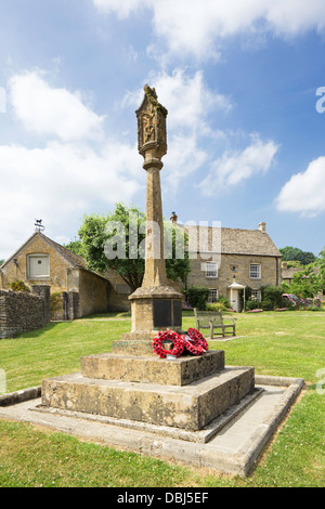 Il villaggio verde e Memoriale di guerra nel villaggio Costwold di potenza Guiting Gloucestershire, England Regno Unito. Foto Stock
