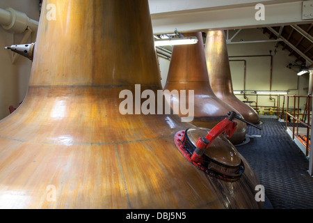 Grandi distillerie Cooper; cavoldrone da distillazione rame-oro; processo Whiskey alla distilleria Glen Moray, una grande distilleria, Speyside, Scozia Regno Unito Foto Stock