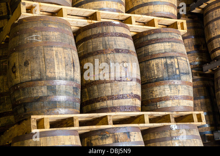 Glen Moray distillery rack impilati di whisky scozzese di barili, Scotland, Regno Unito Foto Stock