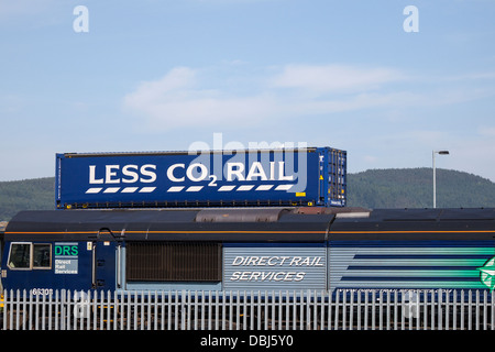 Meno emissioni di CO2 Tesco intermodale di distribuzione dei materiali di consumo mediante il trasporto ferroviario. Meno emissioni di CO2 Eddie Stobart Diesel treno merci 026 alla stazione di Preston, Lancashire, Regno Unito Foto Stock