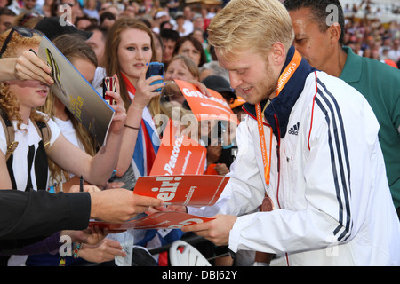 Jonnie PEACOCK (GB) firma autografi presso l anniversario Giochi nel Parco Olimpico, Stratford, Londra Foto Stock