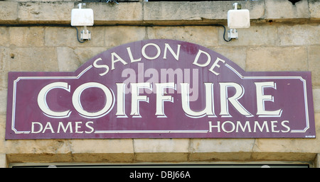 Tradizionale segno al di sopra di un salone di coiffeur nella cittadina francese di Florac, Lozère. Foto Stock