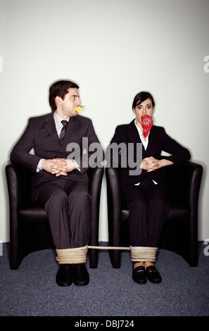 Maschio e femmina la gente di affari imbavagliato e legato Foto Stock