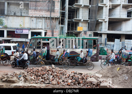 Rurali le donne del Bangladesh eseguire il lavoro manuale che porta sporcizia per tre dollari di 3 dollari al giorno su un progetto stradale in Chittagong Bangladesh Foto Stock