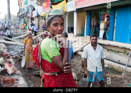 Rurali le donne del Bangladesh eseguire il lavoro manuale che porta sporcizia per tre dollari di 3 dollari al giorno su un progetto stradale in Chittagong Bangladesh Foto Stock