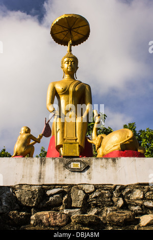 Elefante e Monkey offre miele pettine per il Buddha e il Buddha con ciotola (mercoledì) in Wat Mokkanlan , Chomthong Chiangmai Foto Stock