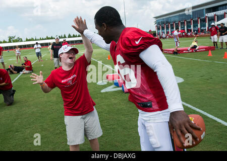 Luglio 31, 2013 - Tampa, Florida, Stati Uniti - Atleta degli Special Olympics CAMERON POPPELL, sinistra, 22, si ottiene un alto cinque dal Bucs' TORY NOLAN (46) durante il Tampa Bay Buccaneers training camp in corrispondenza di un luogo Buc. Poppell era uno dei 60 che correva attraverso le punte con la Bucs alla fine del training camp sessione su mercoledì. (Credito Immagine: © sarà Vragovic/Tampa Bay volte/ZUMAPRESS.com) Foto Stock