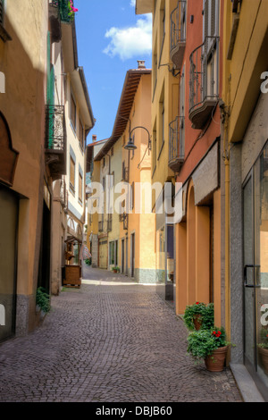 Idilliaca città piccola strada in vista città vecchia Porlezza in Lago di Como distretto Italia Foto Stock