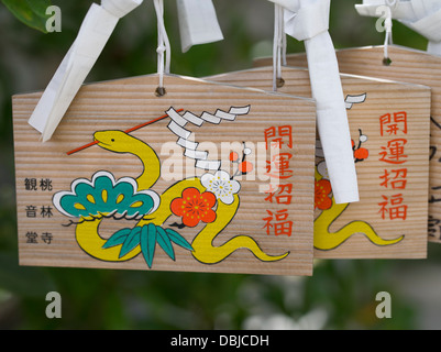 Ema preghiera compresse e omikuji fortune paper. Tempio Tourinji, Ishigaki Island, Okinawa, in Giappone Foto Stock