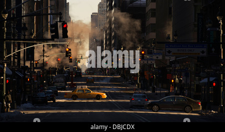 Un taxi è visto attraversando Madison Avenue a sunrise in New York, NY, STATI UNITI D'AMERICA, 10 febbraio 2013. (Adrien Veczan) Foto Stock