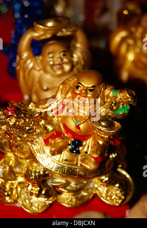 Il cinese Feng Shui ridere Buddha. Happy Golden statua del Buddha credevano di portare buona fortuna Foto Stock