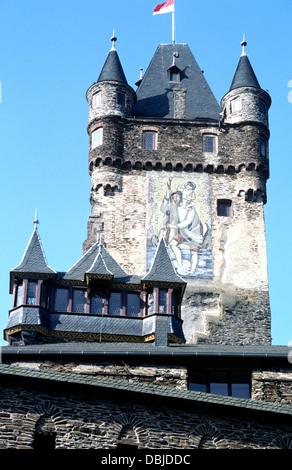 Vista del castello medievale e il murale in Cochem Germania Foto Stock