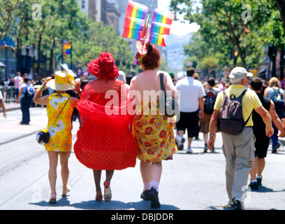 Celebranti marzo dietro hanno marciato dalla principale in Gay Pride Parade di San Francisco sulla strada del mercato Foto Stock