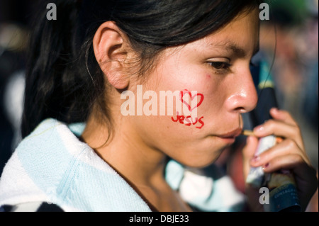 Rosa Perez, 15, volto dipinto con "l amore di Gesù' durante la Semana Santa (Pasqua) in Antigua, Guatemala. Foto Stock