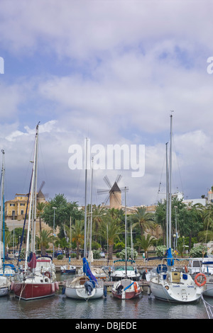 Mulini a vento e barche in Palma de Mallorca Foto Stock