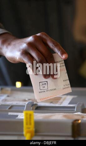 Harare, Zimbabwe. Il 31 luglio 2013. Un elettore esprime un voto sulla luglio 31, 2013, ad Harare, Zimbabwe. Migliaia di persone sono venute oggi per prendere parte in Zimbabwe le elezioni nazionali. È stato riportato che il processo di voto è proceduta senza problemi in modo libero ed equo. (Foto di Gallo Immagini / Sunday Times / Simphiwe Nkwali) Credito: Gallo immagini/Alamy Live News Foto Stock