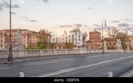 Ponte di vuoto con sculture e il fondo cupola del Vaticano a Roma Foto Stock