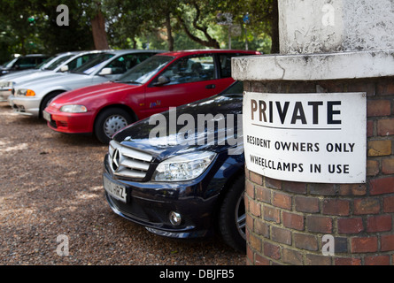 Parcheggio privato segno attenzione a Lambeth , Londra - Regno Unito Foto Stock