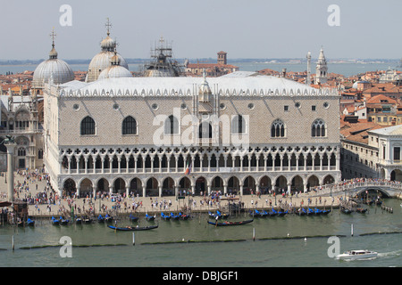 Venezia in Italia e illustrata dall'alto ponte di una nave da crociera in barca a vela attraverso il Canale Grande. Foto Stock