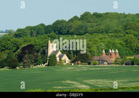 Oast case e Chiesa di Horsmonden nel Kent Foto Stock