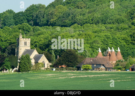 Oast case e Chiesa di Horsmonden nel Kent Foto Stock