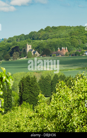 Oast case e Chiesa di Horsmonden nel Kent Foto Stock