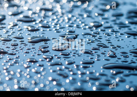 Foto di gocce di acqua su una superficie di metallo Foto Stock