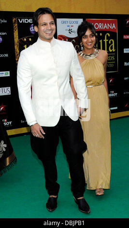 Vivek Oberoi e la moglie Olga Alva International India Film Academy di IIFA 2011 Toronto - IIRA rocce all'Heritage Court - arrivi a Toronto in Canada - 24.06.11 Foto Stock