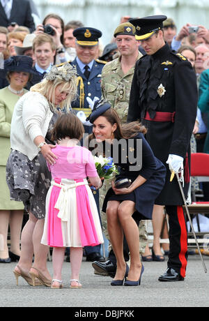 Il principe William, duca di Cambridge e Caterina, duchessa di Cambridge aka Kate Middleton principe William, duca di Cambridge e Caterina, duchessa di Cambridge operativa attuale medaglie alle guardie irlandesi in Windsor a Victoria Barracks Londra, Englan Foto Stock