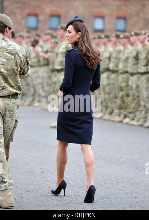 Caterina, duchessa di Cambridge aka Kate Middleton principe William, duca di Cambridge e Caterina, duchessa di Cambridge operativa attuale medaglie alle guardie irlandesi in Windsor a Caserma di Victoria di Londra, Inghilterra - 25.06.11 Foto Stock