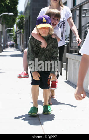 Sharon Stone prende i suoi tre figli adottivi, Stefano Giuseppe Bronstein, Laird Vonne Stone e Quinn Kelly Stone a mangiare il pranzo presso la California Pizza Kitchen e acquisto di materiali di consumo di arte da Color Me Mine in Beverly Hills. Beverly Hills, la California - 25.06.11 Foto Stock