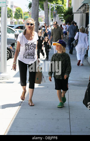 Sharon Stone prende i suoi tre figli adottivi, Stefano Giuseppe Bronstein, Laird Vonne Stone e Quinn Kelly Stone a mangiare il pranzo presso la California Pizza Kitchen e acquisto di materiali di consumo di arte da Color Me Mine in Beverly Hills. Beverly Hills, la California - 25.06.11 Foto Stock