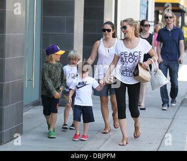 Sharon Stone prende i suoi tre figli adottivi, Stefano Giuseppe Bronstein, Laird Vonne Stone e Quinn Kelly Stone a mangiare il pranzo presso la California Pizza Kitchen e acquisto di materiali di consumo di arte da Color Me Mine in Beverly Hills. Beverly Hills, la California - 25.06.11 Foto Stock