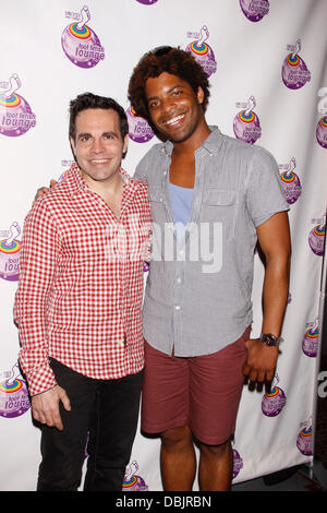 Mario Cantone e Jeremy nero di New York City Gay Pride Edizione del 'celebrità Autobiografia" presentato da Vino a Piedi Nudi tenutasi presso l'impianto di Gramercy Theatre - Arrivi. La città di New York, Stati Uniti d'America - 25.06.11 Foto Stock