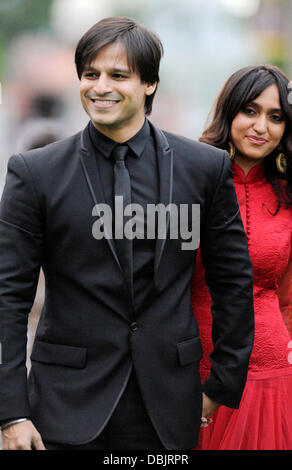 Vivek Oberoi e la moglie Olga Alva International India Film Academy - IIFA 2011 Toronto Awards Gala presso il Rogers Centre - arrivi a Toronto in Canada - 25.06.11 Foto Stock