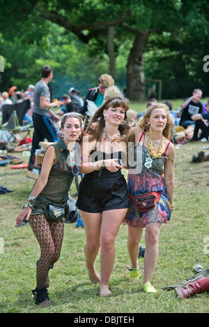 Glastonbury Festival 2013 REGNO UNITO tre ragazze si sostengono reciprocamente in prossimità del cerchio di pietra Foto Stock