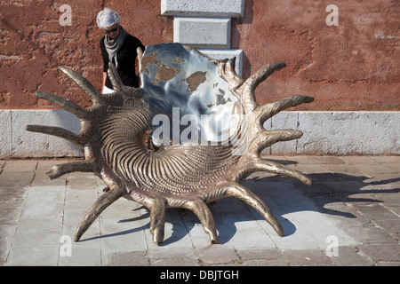 Un M. Quinn molto ingrandita scultura in bronzo: -55° Biennale di Venezia evento. La scultura in bronzo de très agrandie de M.Quinn. Foto Stock