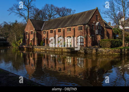 Edificio sul lato di Bridgewater Canal, Worsley, Greater Manchester Foto Stock