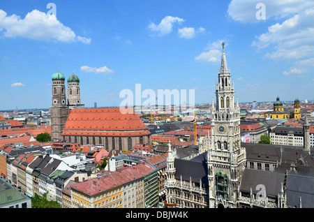 Il Nuovo Municipio parte settentrionale di Marienplatz a Monaco di Baviera, 'cattedrale della nostra cara Madonna') Baviera Germania Foto Stock