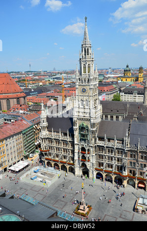 Il nuovo municipio (tedesco: Neues Rathaus) è un municipio nella parte settentrionale di Marienplatz a Monaco di Baviera, Germania Foto Stock