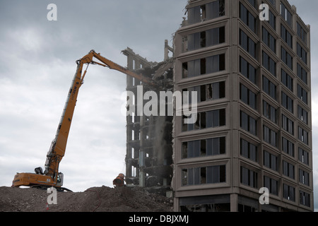 Demolizione di 60's calcestruzzo blocco ufficio centrale, Dundee, Scotland, Regno Unito. Foto Stock