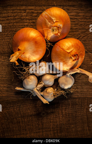 Aglio fresco e cipolle sul tavolo di legno, Croazia e Slavonia, Europa Foto Stock