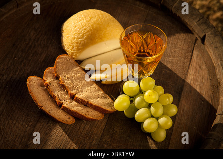 Pane fresco, uva e formaggio, Croazia e Slavonia, Europa Foto Stock