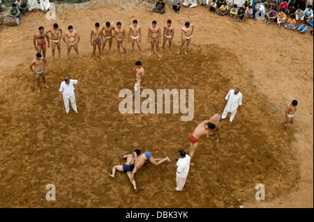 Indian Kushti lottatori competere nel corso di un tradizionale Dangal (Concorrenza) in Delhi, India Foto Stock