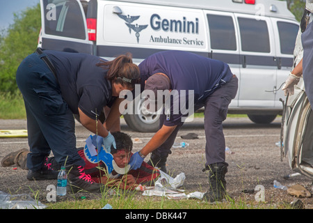 Falfurrias, Texas - Un van holding 26 clandestini dall America Centrale ribaltata sul Texas Highway 285. Foto Stock