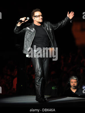 Bono degli U2 di eseguire durante la 'U2 360 grado " world tour Al Sun Life Stadium di Miami in Florida - 29.06.11 Foto Stock