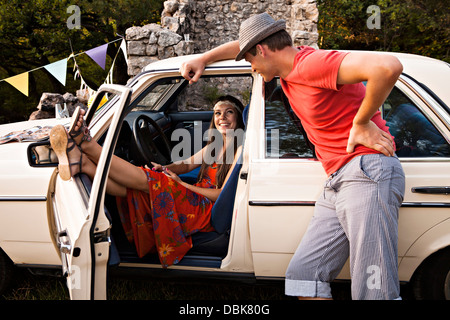 Croazia, Dalmazia, donna nel Look Hippie parlando di uomo Foto Stock